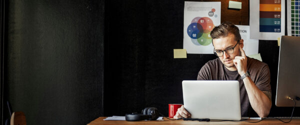 thinking with laptop icon - Blockcod